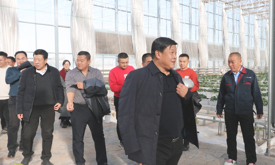 2024年會938圖智能溫室張總帶隊(duì)切2.jpg